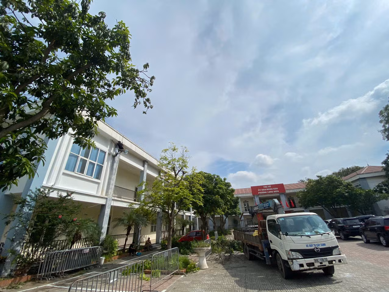 Với tinh thần "vừa chạy, vừa xếp hàng", cùng với việc sửa sang trụ sở, các cán bộ, công chức dự kiến làm việc tại phường Long Biên sau sáp nhập cũng đã được triệu tập để vận hành thử, hướng tới hoạt động hiệu quả, trơn tru từ ngày 1/7 tới. Với tinh thần "vừa chạy, vừa xếp hàng", cùng với việc sửa sang trụ sở, các cán bộ, công chức dự kiến làm việc tại phường Long Biên sau sáp nhập cũng đã được triệu tập để vận hành thử, hướng tới hoạt động hiệu quả, trơn tru từ ngày 1/7 tới.