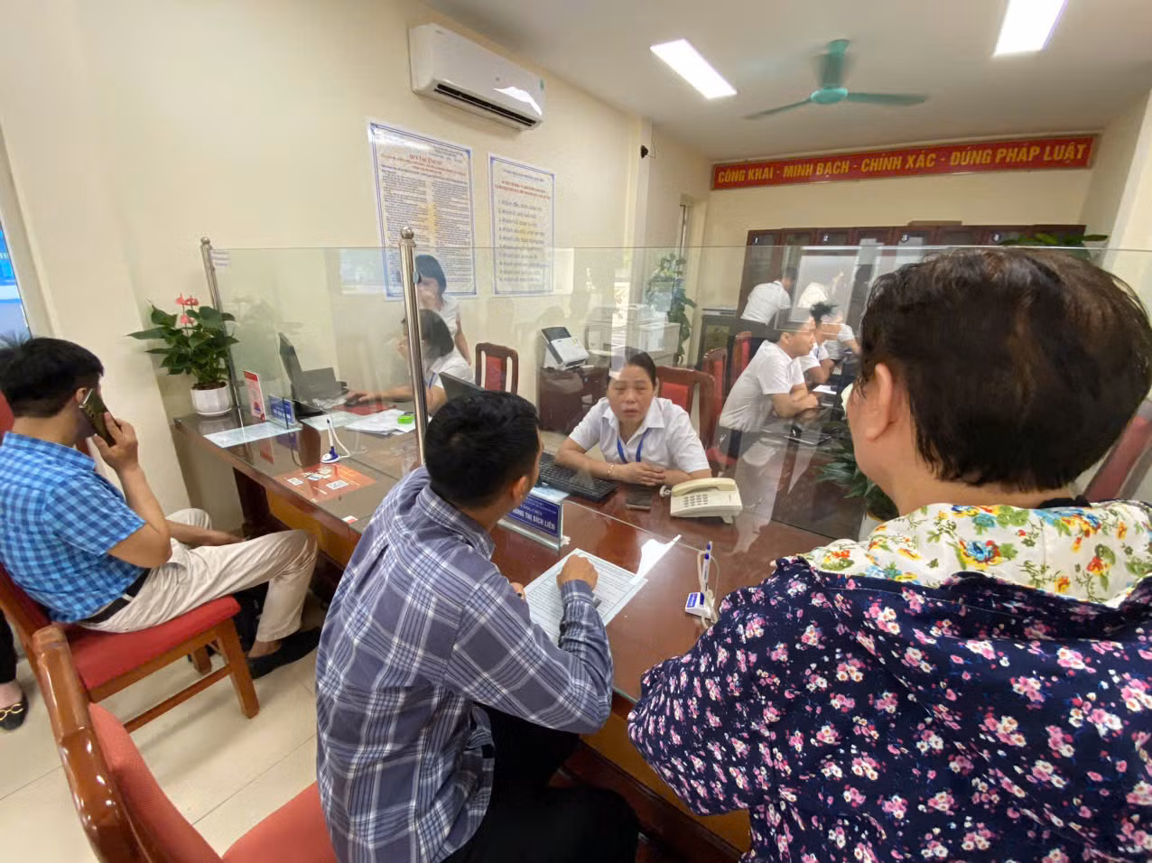 Theo ghi nhận của phóng viên, trong buổi sáng 24/6, người dân đến thực hiện các thủ tục hành chính tại phường Long Biên nhanh chóng, thuận lợi. Theo ghi nhận của phóng viên, trong buổi sáng 24/6, người dân đến thực hiện các thủ tục hành chính tại phường Long Biên nhanh chóng, thuận lợi.