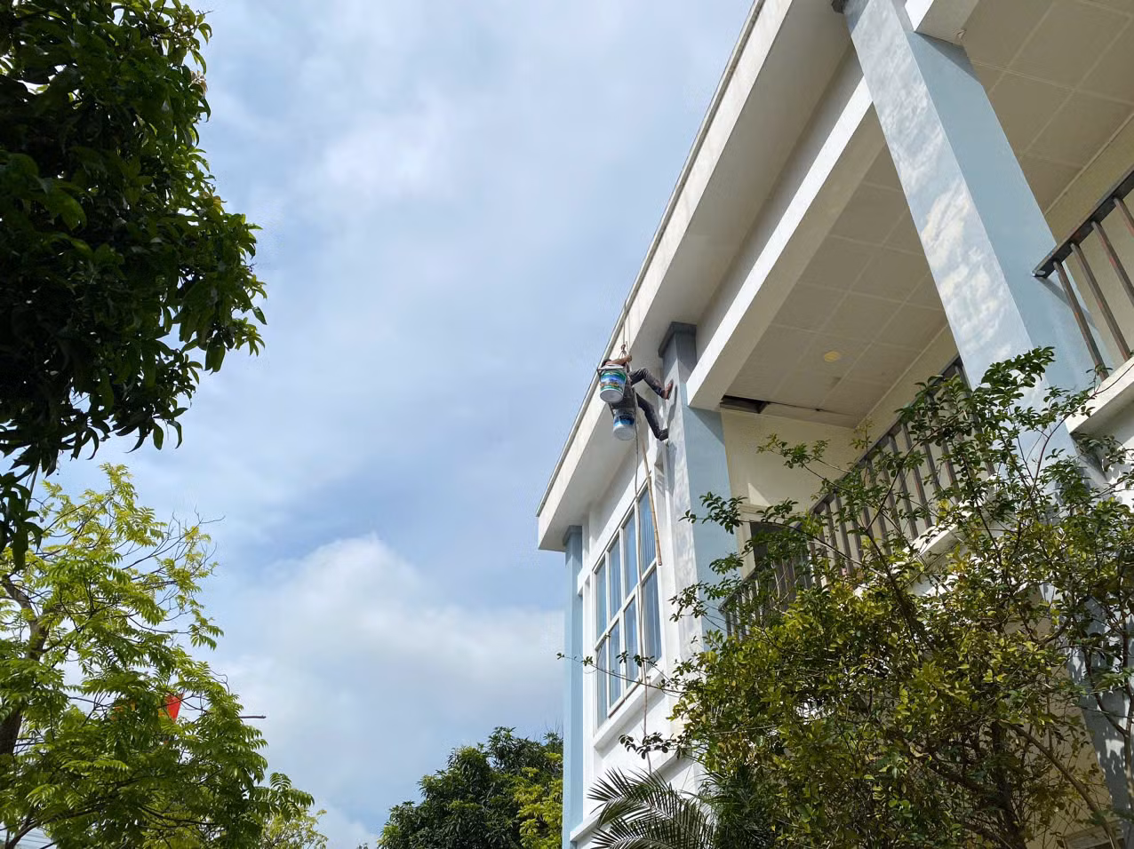 Sáng 24/6, nhiều nhân công tiến hành dọn dẹp, cắt tỉa cây, sơn lại tường Trụ sở phường Long Biên - nơi sắp tới sẽ là Trụ sở Đảng ủy, MTTQ, các tổ chức chính trị - xã hội phường Long Biên sau sáp nhập. Phường Long Biên mới được thành lập trên cơ sở nhập phần lớn diện tích tự nhiên và dân số của các phường: Phúc Đồng, Long Biên, Thạch Bàn, Cự Khối (thuộc quận Long Biên); một phần diện tích tự nhiên và dân số của phường Bồ Đề, xã Bát Tràng (thuộc huyện Gia Lâm); một phần diện tích tự nhiên Gia Thụy (thuộc quận Long Biên). Trụ sở HĐND - UBND phường Long Biên mới sẽ được đặt tại trụ sở Đảng ủy, UBND, UBMTTQ phường Thạch Bàn hiện nay. Sáng 24/6, nhiều nhân công tiến hành dọn dẹp, cắt tỉa cây, sơn lại tường Trụ sở phường Long Biên - nơi sắp tới sẽ là Trụ sở Đảng ủy, MTTQ, các tổ chức chính trị - xã hội phường Long Biên sau sáp nhập. Phường Long Biên mới được thành lập trên cơ sở nhập phần lớn diện tích tự nhiên và dân số của các phường: Phúc Đồng, Long Biên, Thạch Bàn, Cự Khối (thuộc quận Long Biên); một phần diện tích tự nhiên và dân số của phường Bồ Đề, xã Bát Tràng (thuộc huyện Gia Lâm); một phần diện tích tự nhiên Gia Thụy (thuộc quận Long Biên). Trụ sở HĐND - UBND phường Long Biên mới sẽ được đặt tại trụ sở Đảng ủy, UBND, UBMTTQ phường Thạch Bàn hiện nay.