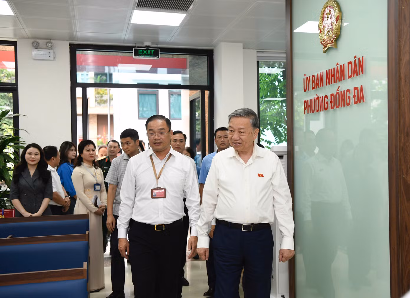 Trước khi dự hội nghị tiếp xúc cử tri, Tổng Bí thư Tô Lâm và các đại biểu đã thăm, kiểm tra hoạt động, động viên cán bộ, công chức, viên chức tại bộ phận tiếp nhận và xử lý thủ tục hành chính phường Đống Đa. Ảnh: Như Ý.