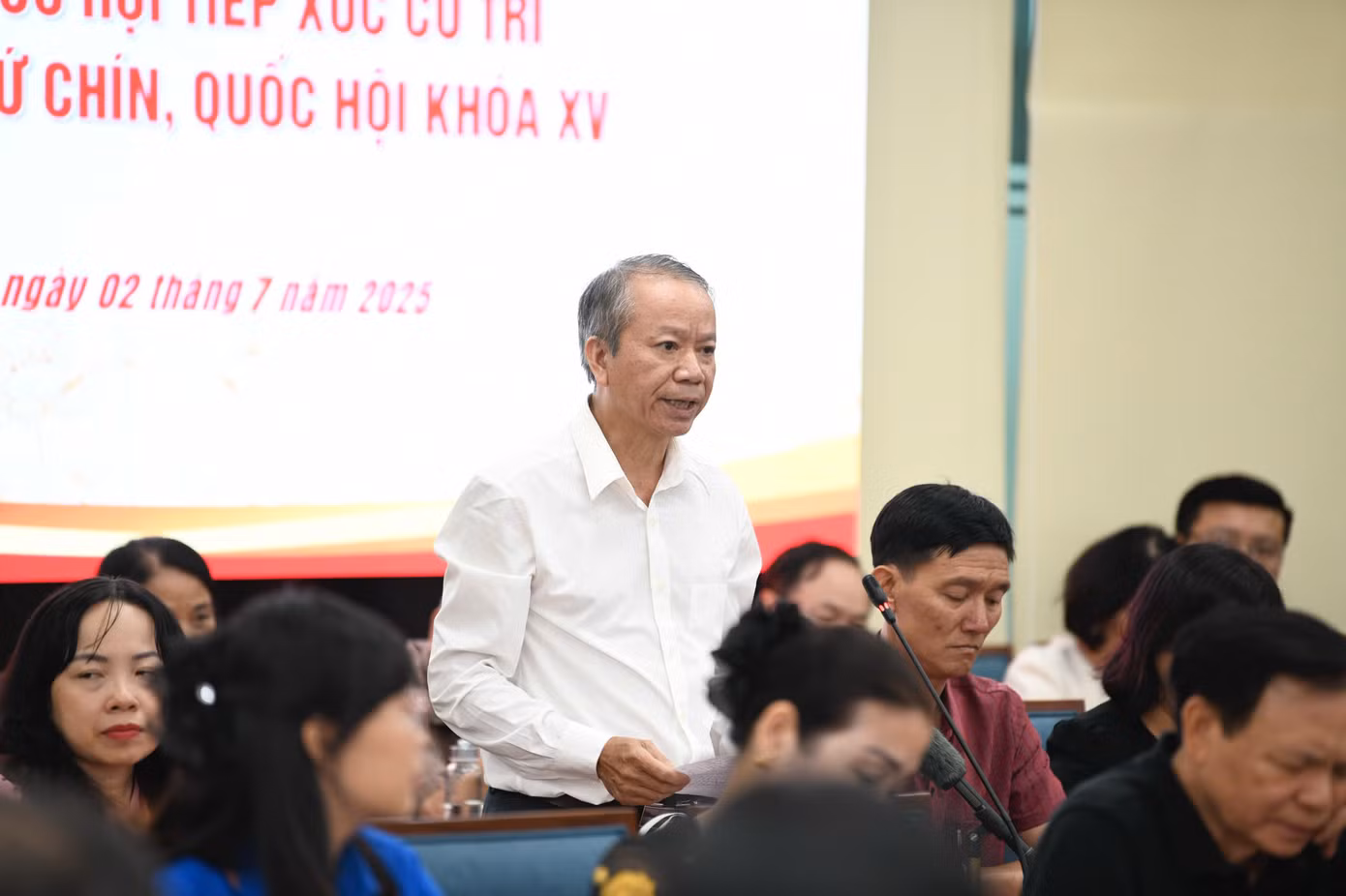 Các cử tri phát biểu ý kiến tại hội nghị. Ảnh: Như Ý.