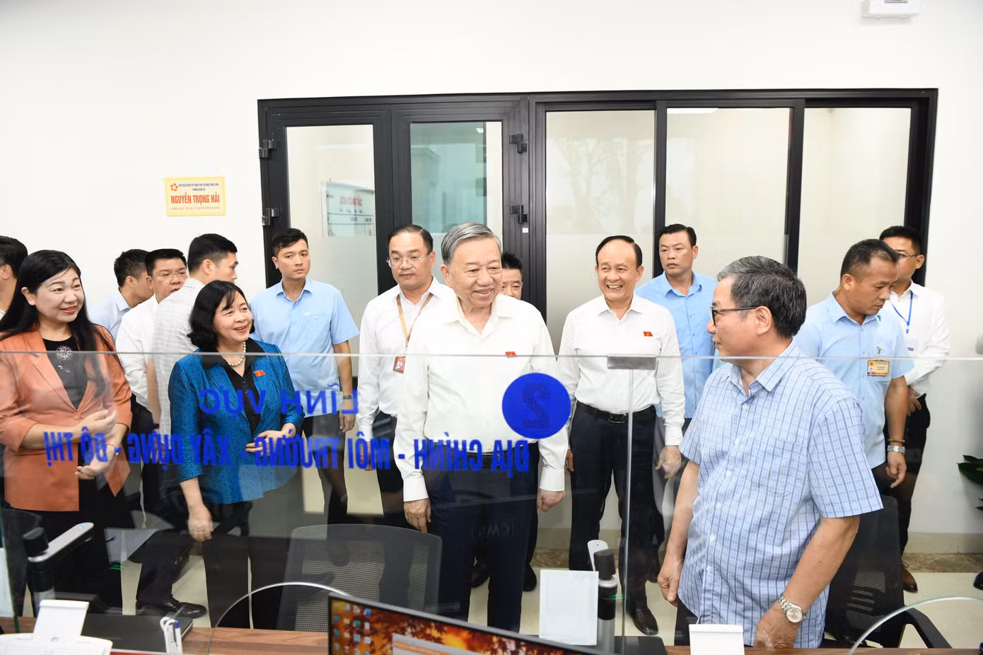 Trước khi dự hội nghị tiếp xúc cử tri, Tổng Bí thư Tô Lâm và các đại biểu đã thăm, kiểm tra hoạt động, động viên cán bộ, công chức, viên chức tại bộ phận tiếp nhận và xử lý thủ tục hành chính phường Đống Đa. Ảnh: Như Ý.