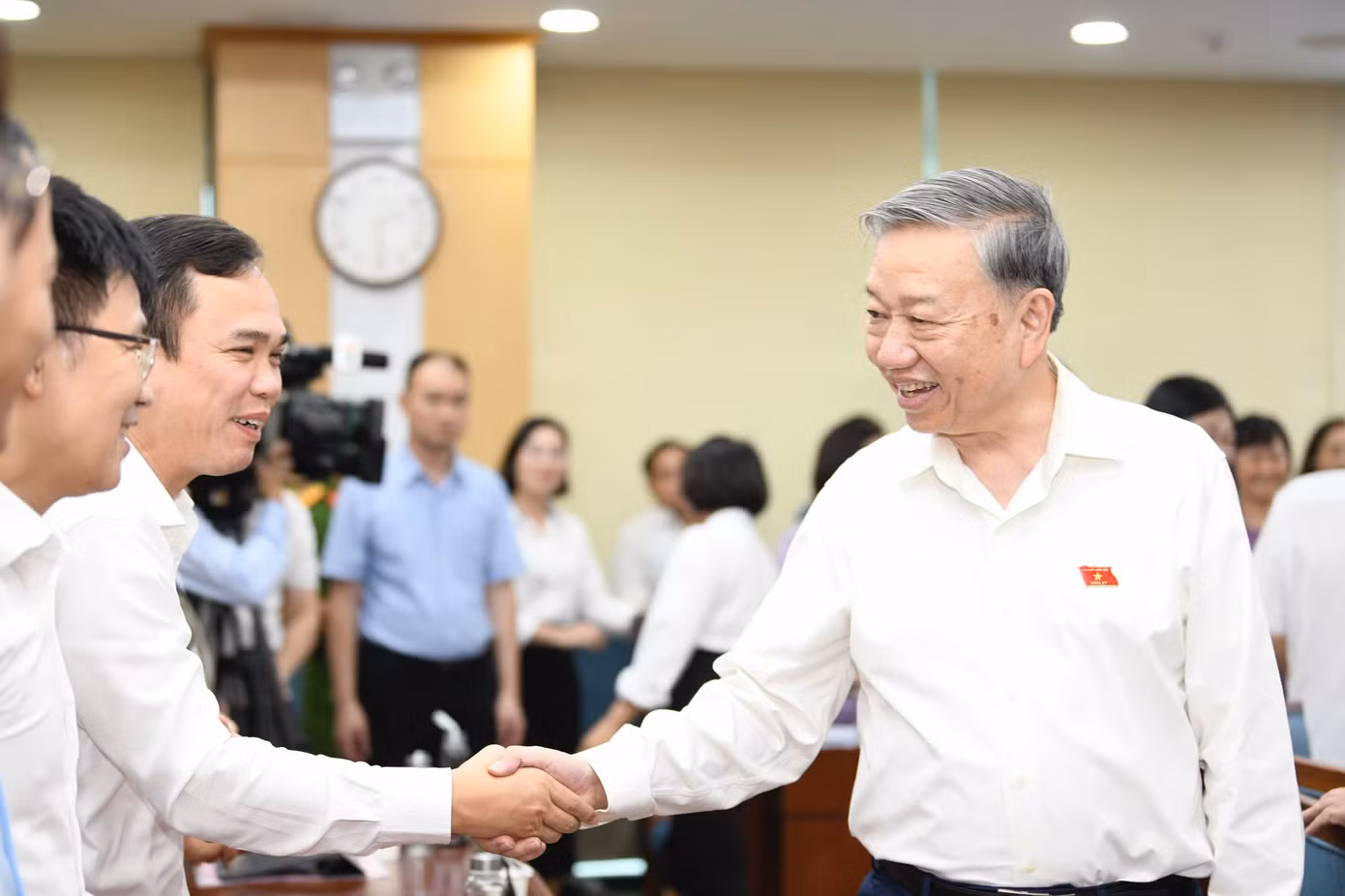 Tổng Bí thư Tô Lâm và các cử tri tại Hội nghị tiếp xúc cử tri. Ảnh: Như Ý.