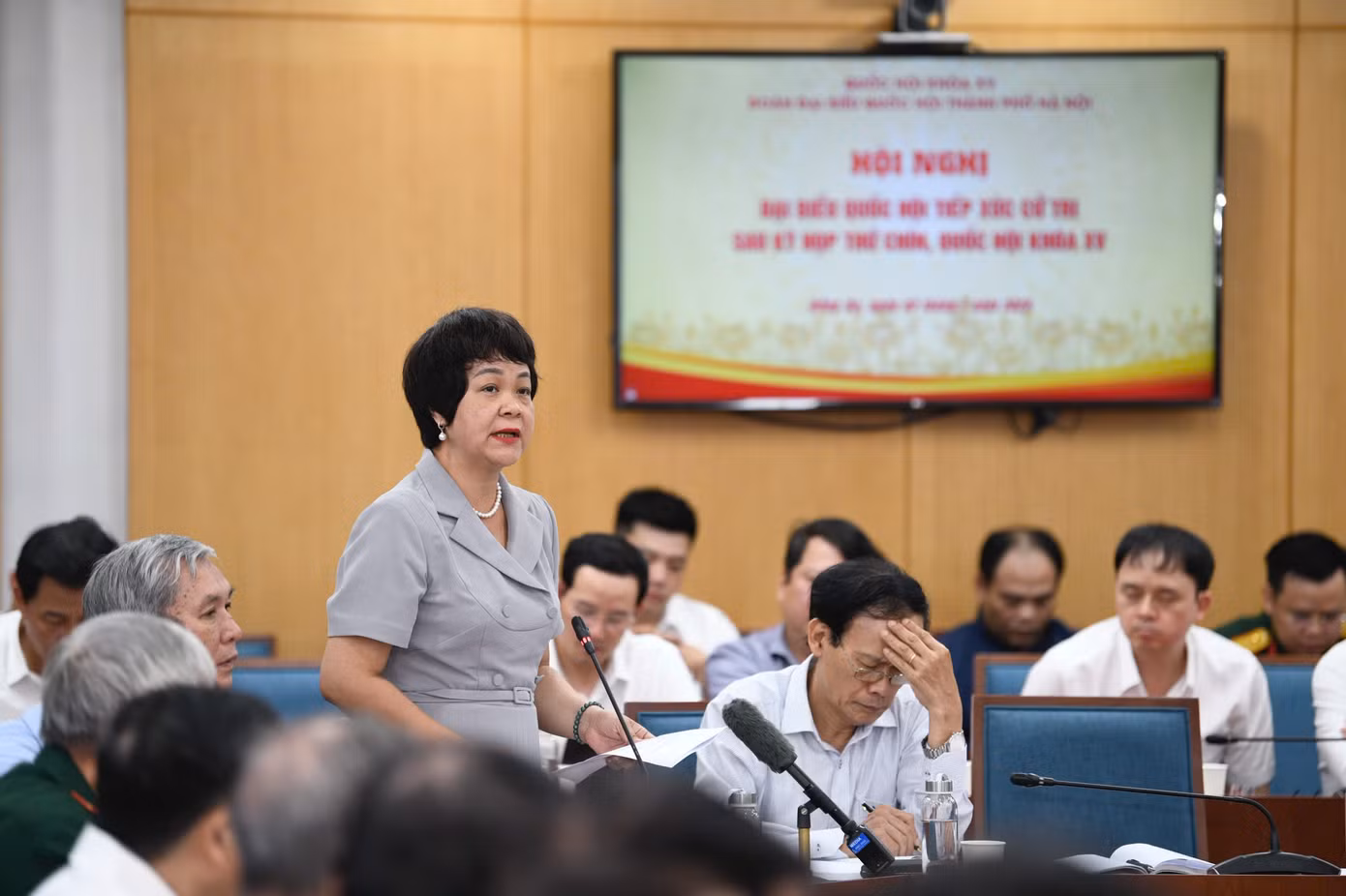 Các cử tri phát biểu ý kiến tại hội nghị. Ảnh: Như Ý.