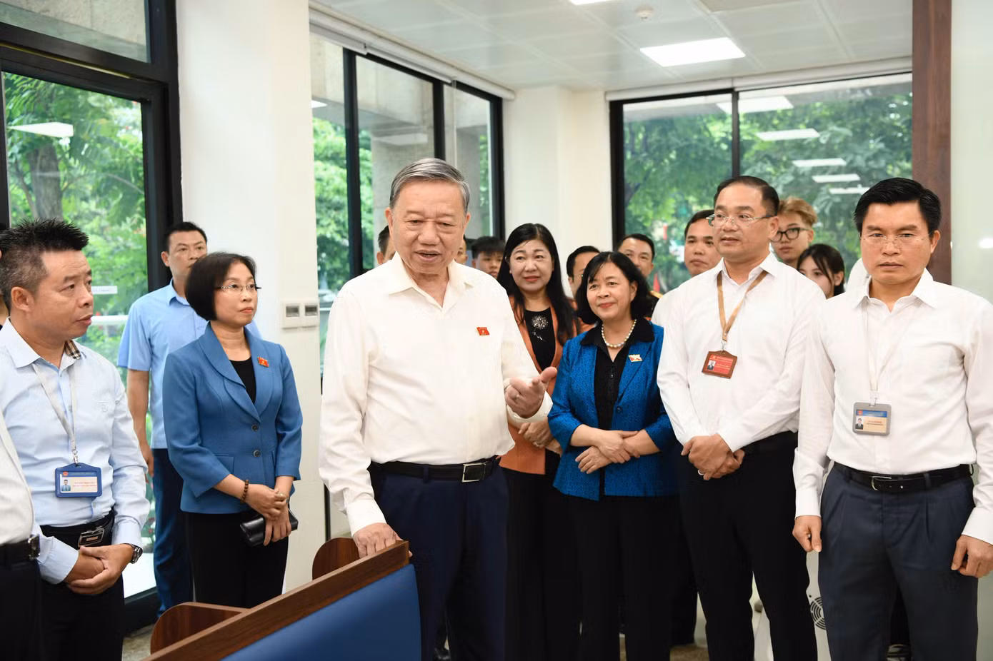 Tổng Bí thư nhấn mạnh, thực hiện mô hình chính quyền địa phương 2 cấp, mọi thủ tục hành chính liên quan đến người dân phải được xử lý tại phường, xã, theo tinh thần gần dân, sát dân, phục vụ nhân dân. Những vấn đề vượt thẩm quyền, phường báo cáo lên thành phố để xử lý nhanh nhất cho người dân. Ảnh: Như Ý.