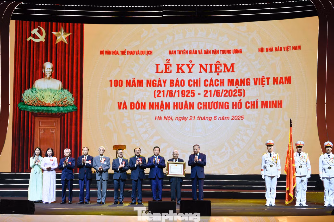 Tổng Bí thư Tô Lâm trao tặng Huân chương Hồ Chí Minh cho Báo chí Cách mạng Việt Nam. Ảnh: Như Ý. Tổng Bí thư Tô Lâm trao tặng Huân chương Hồ Chí Minh cho Báo chí Cách mạng Việt Nam. Ảnh: Như Ý.