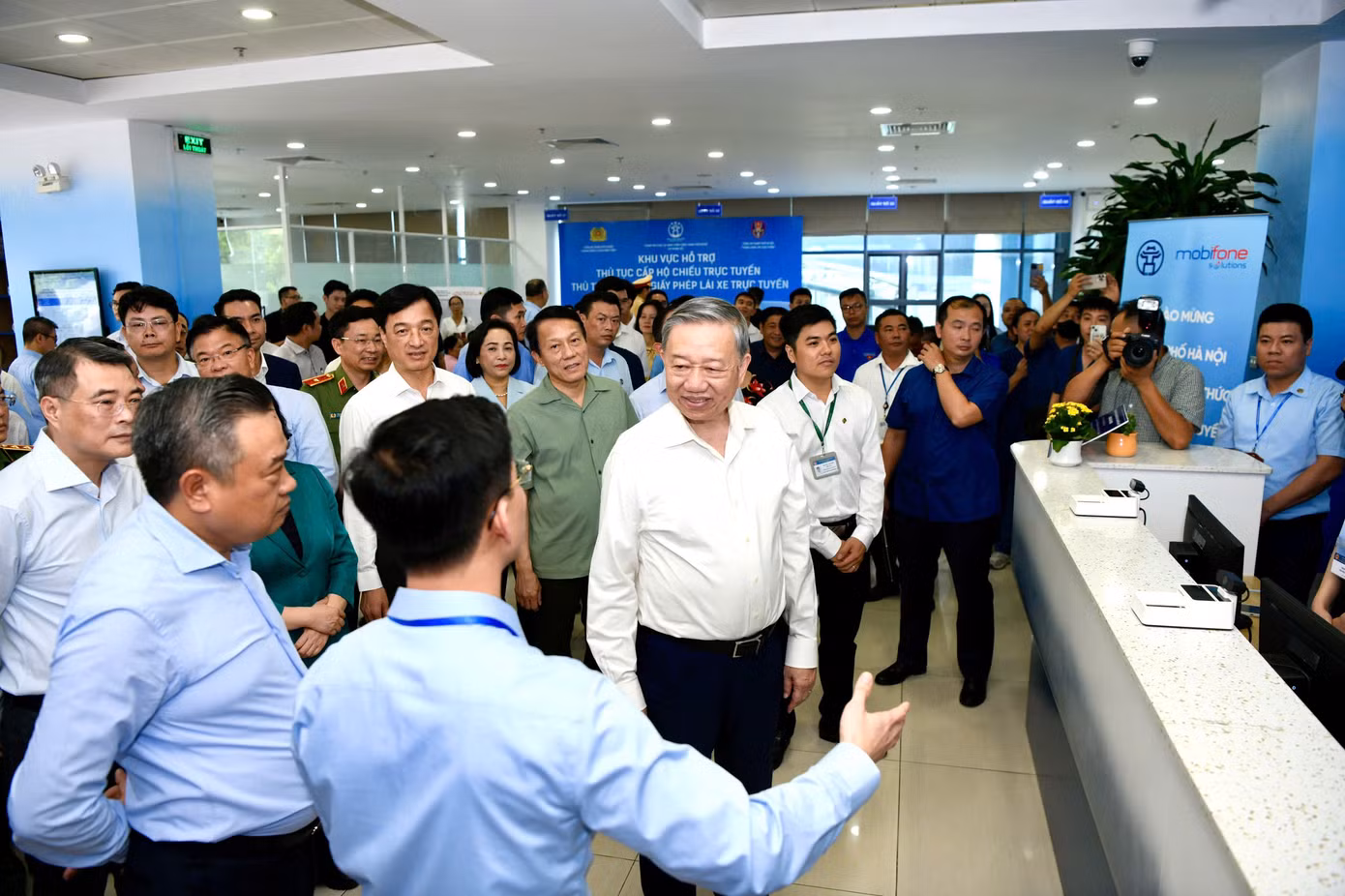 Tổng Bí thư Tô Lâm nghe giới thiệu về Trung tâm phục vụ hành chính công TP Hà Nội, trao đổi, động viên cán bộ, công chức của trung tâm. Ảnh: Như Ý. Tổng Bí thư Tô Lâm nghe giới thiệu về Trung tâm phục vụ hành chính công TP Hà Nội, trao đổi, động viên cán bộ, công chức của trung tâm. Ảnh: Như Ý.