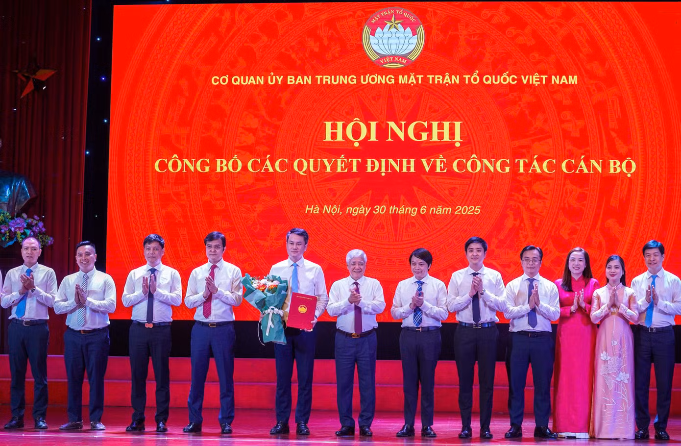 Chủ tịch Ủy ban Trung ương MTTQ Việt Nam Đỗ Văn Chiến và Bí thư thứ nhất Trung ương Đoàn Bùi Quang Huy trao các quyết định cho cán bộ lãnh đạo Ban Công tác Đoàn; Ban Công tác Thanh thiếu nhi. Ảnh: Đức Nguyễn.