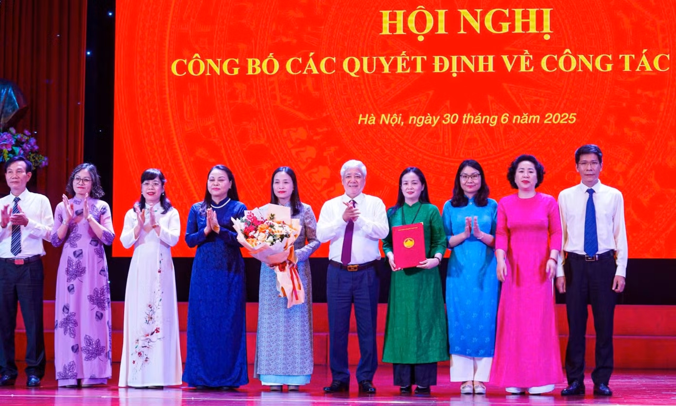 Chủ tịch Ủy ban Trung ương MTTQ Việt Nam Đỗ Văn Chiến và các đồng chí Thường trực Ủy ban Trung ương MTTQ Việt Nam trao các quyết định nhân sự cho các ban, đơn vị. Ảnh: Đức Nguyễn.