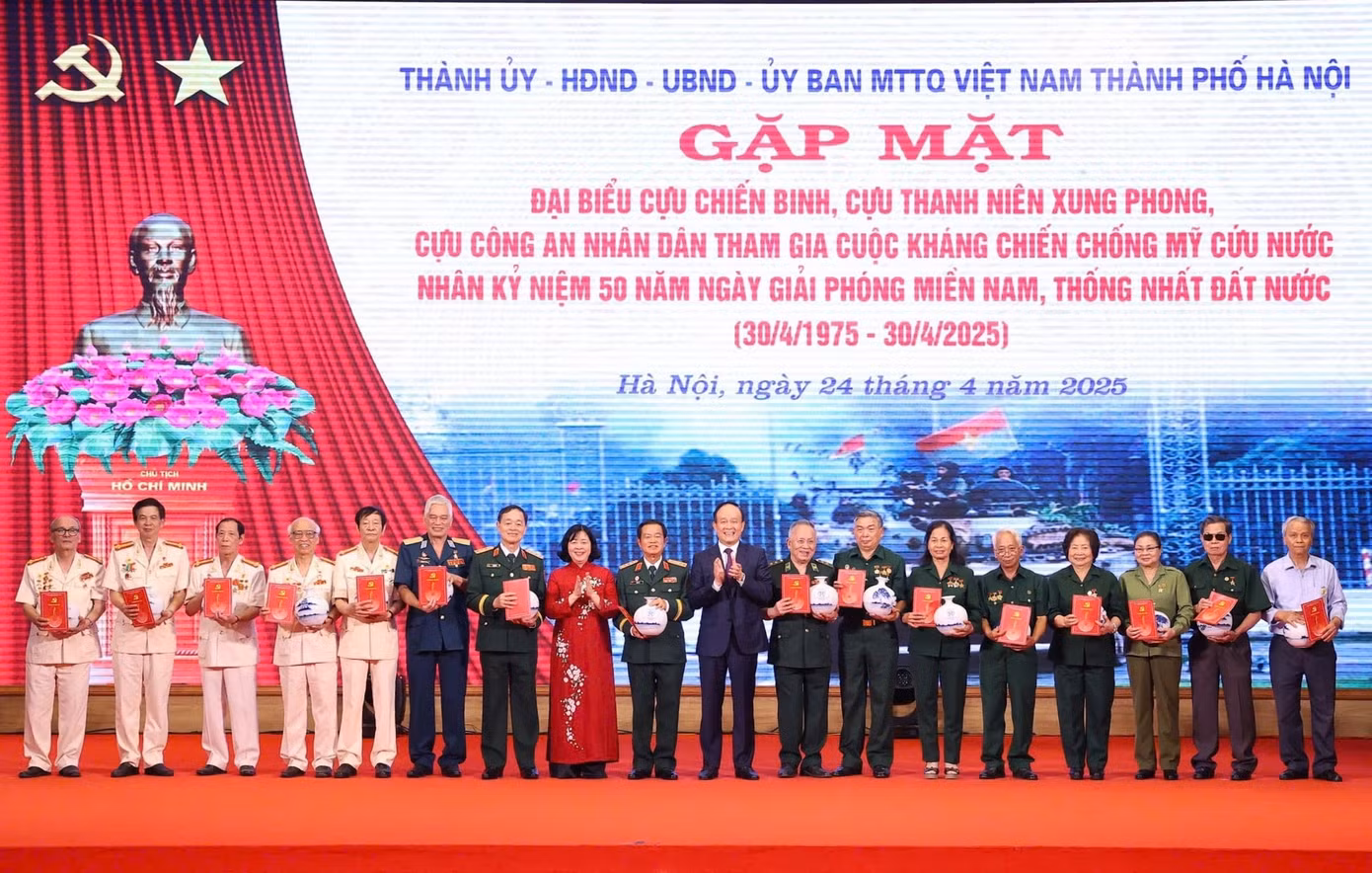Bí thư Thành ủy Hà Nội Bùi Thị Minh Hoài và Chủ tịch HĐND thành phố Nguyễn Ngọc Tuấn trao quà tặng đại biểu cựu chiến binh, cựu thanh niên xung phong, cựu công an nhân dân tại buổi gặp mặt. Ảnh: Viết Thành.