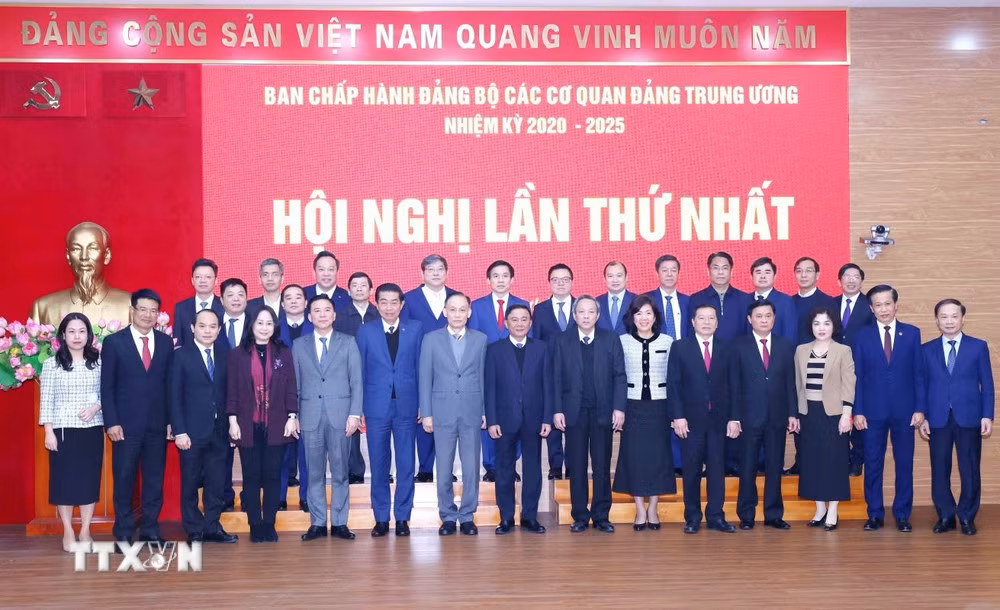 Các đại biểu dự hội nghị chụp ảnh lưu niệm. Ảnh: TTXVN.