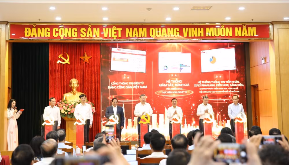 Tổng Bí thư Tô Lâm, Thủ tướng Chính phủ Phạm Minh Chính, Thường trực Ban Bí thư Trần Cẩm Tú và các đại biểu thực hiện nghi lễ khai trương 3 nền tảng số phục vụ triển khai Nghị quyết 57. Ảnh: TV. Tổng Bí thư Tô Lâm, Thủ tướng Chính phủ Phạm Minh Chính, Thường trực Ban Bí thư Trần Cẩm Tú và các đại biểu thực hiện nghi lễ khai trương 3 nền tảng số phục vụ triển khai Nghị quyết 57. Ảnh: TV.