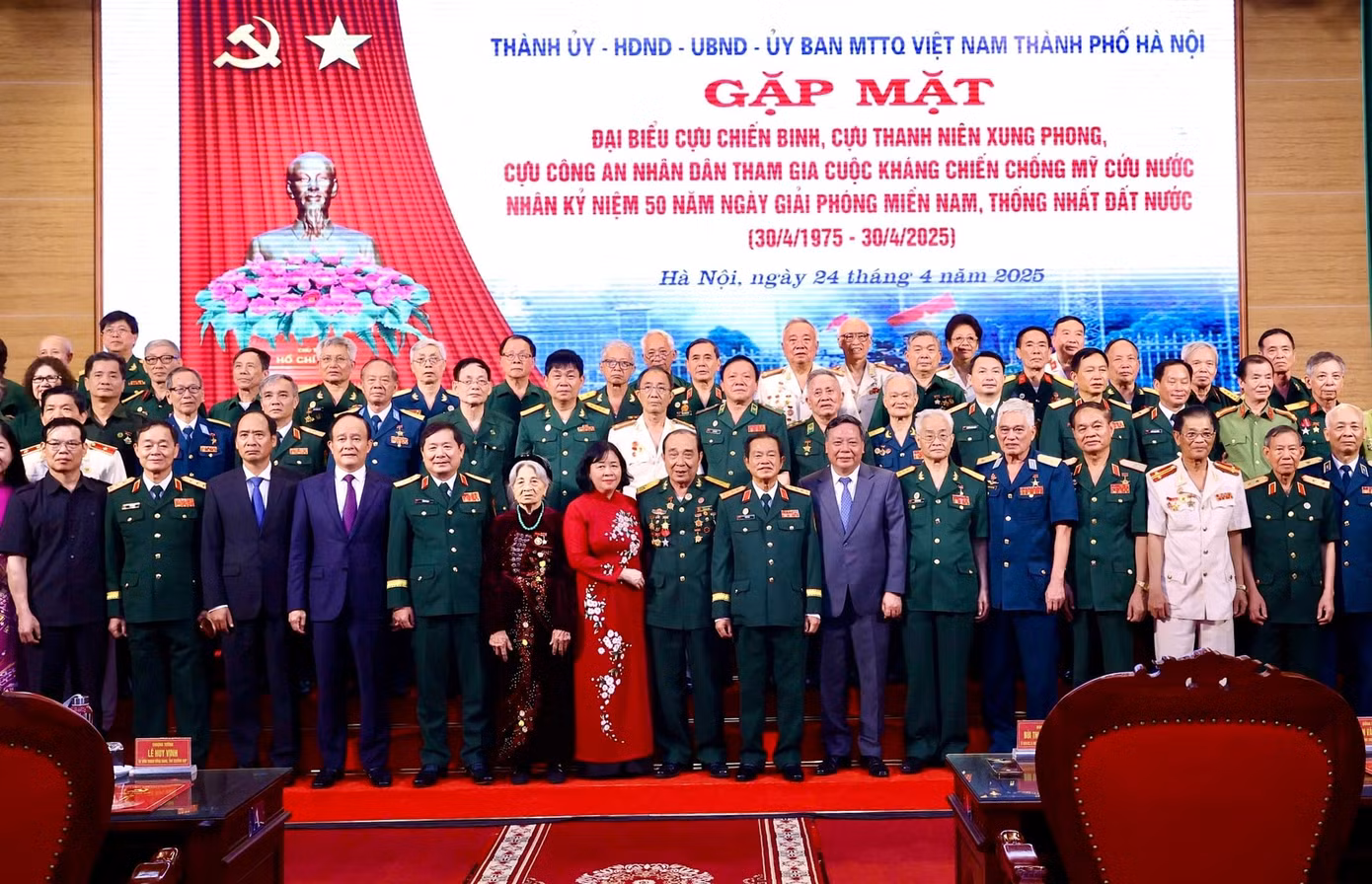Bí thư Thành uỷ Hà Nội với các đại biểu dự buổi gặp mặt. Ảnh: Viết Thành.