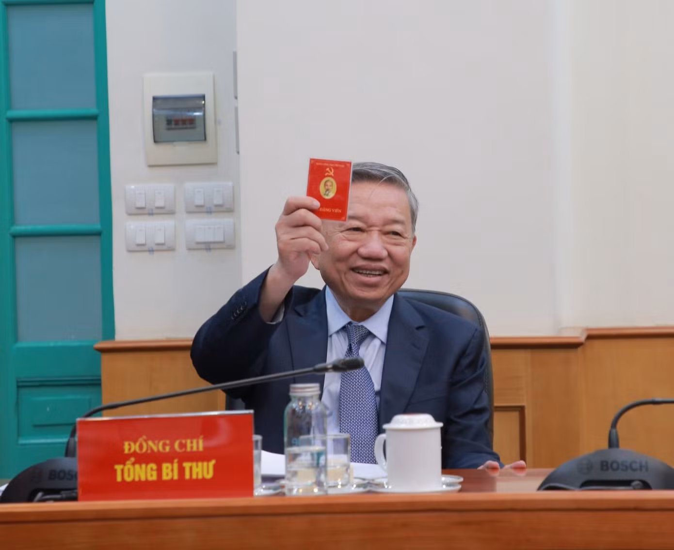 Tổng Bí thư Tô Lâm biểu quyết thông qua chương trình đại hội. Ảnh:Dangcongsan.