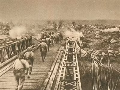Các chiến sĩ anh dũng của ta đang vượt qua cầu Mường Thanh tiến vào khu trung tâm (ảnh tư liệu)