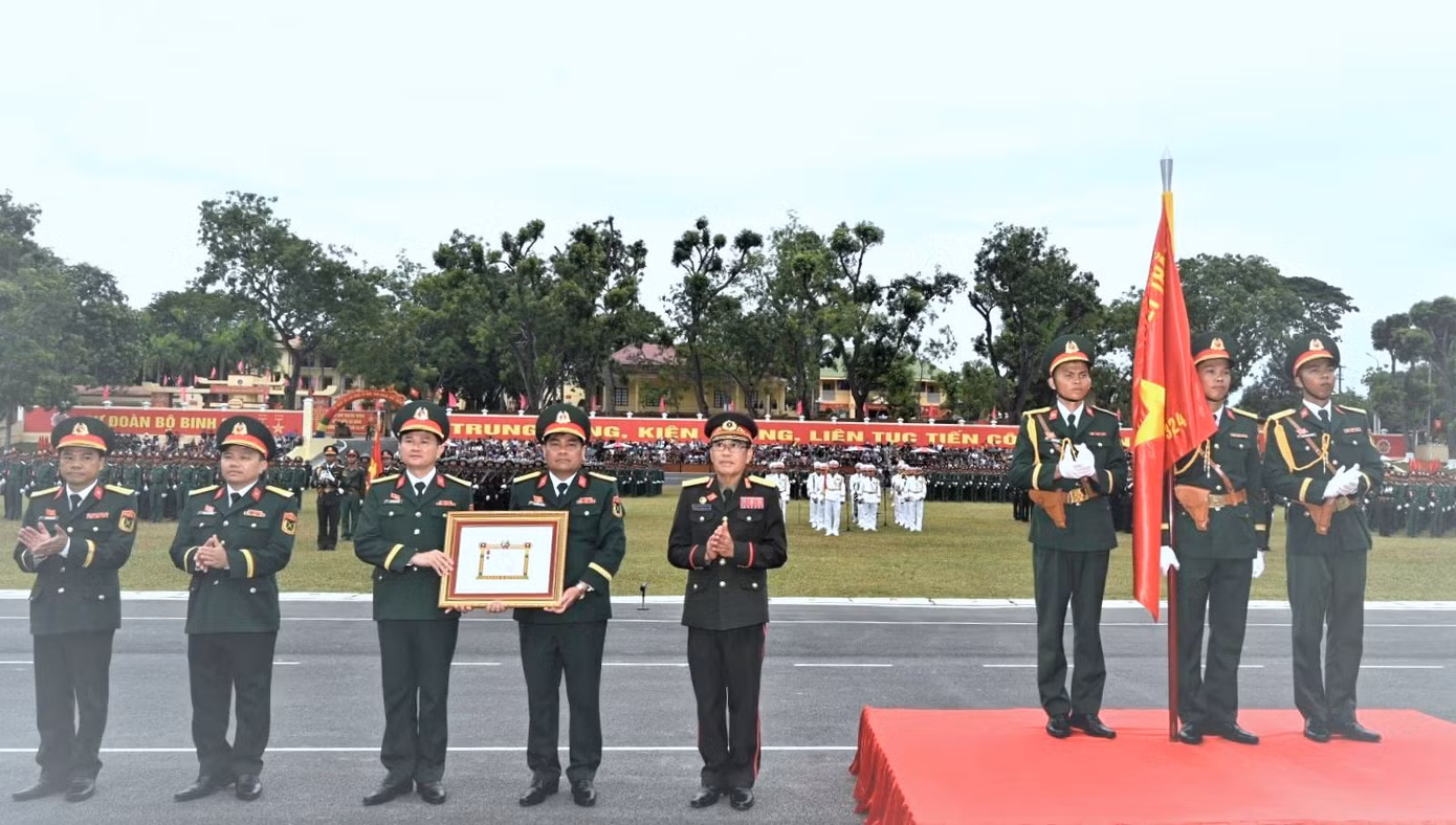 Lãnh đạo Tổng cục Chính trị Quân đội nhân dân Lào trao Huân chương Anh dũng hạng Nhì của Bộ Quốc phòng Lào tặng Sư đoàn 324.