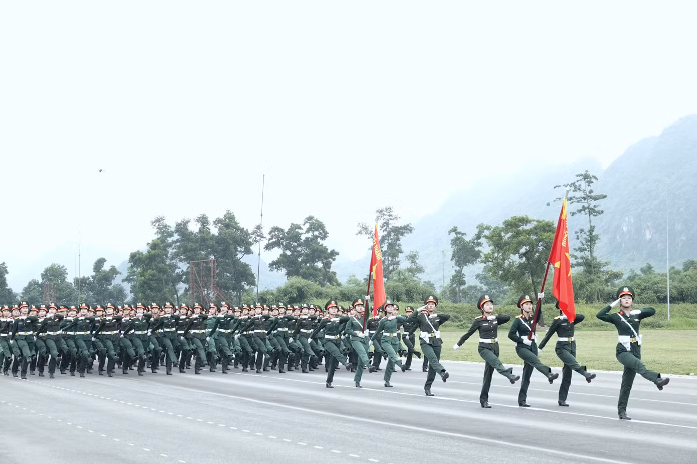 Khối nữ sĩ quan Quân y trong nhịp bước diễu binh tại TB4. Khối nữ sĩ quan Quân y trong nhịp bước diễu binh tại TB4.