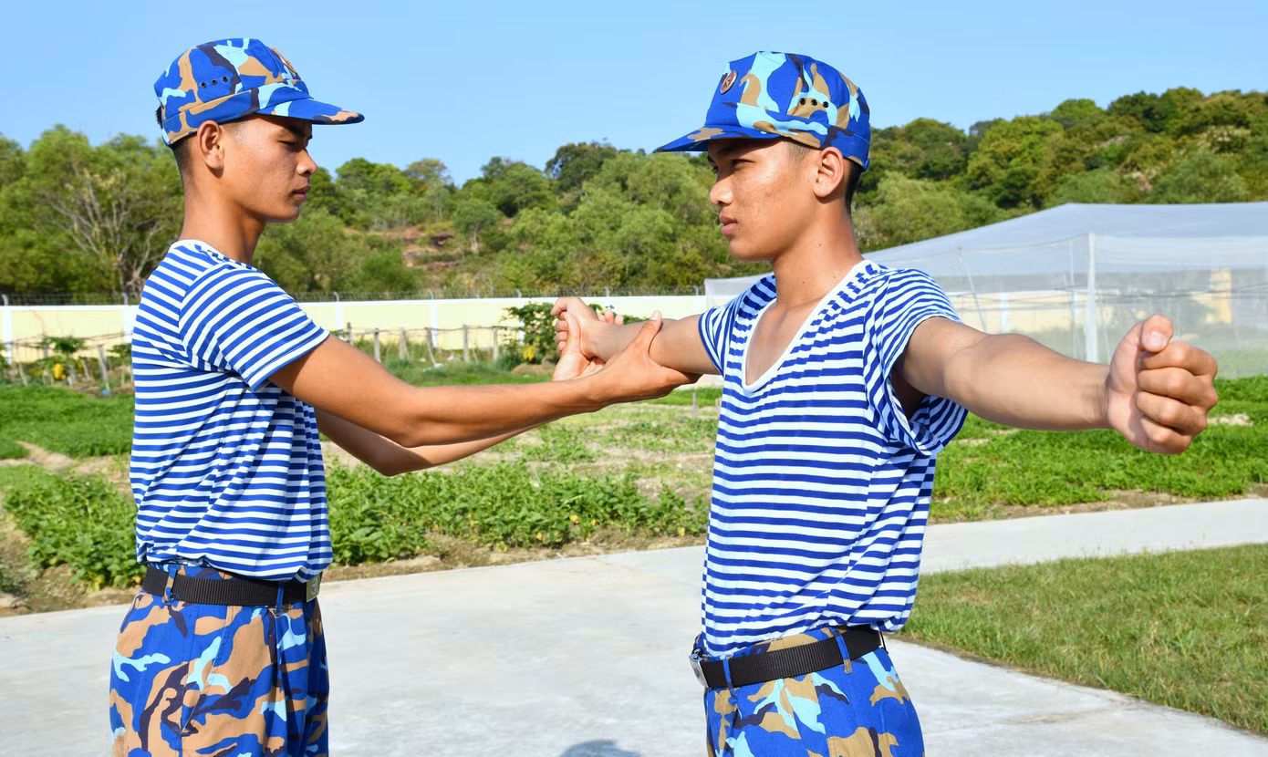 Hướng dẫn chiến sĩ mới động tác thể dục tay không.