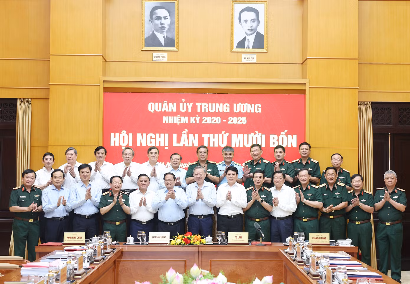 Tổng Bí thư Tô Lâm, Chủ tịch nước Lương Cường, Thủ tướng Phạm Minh Chính và các đại biểu dự hội nghị.