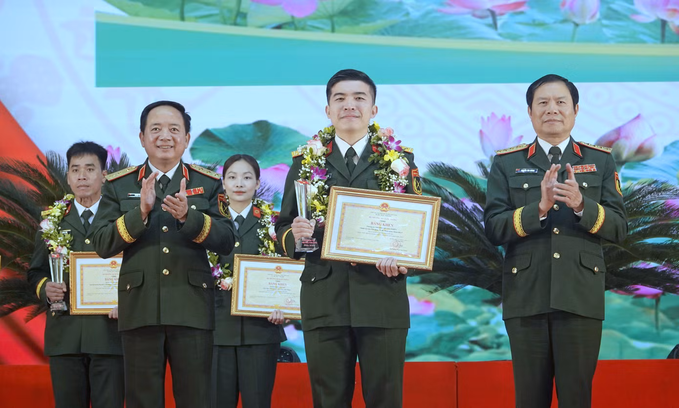 Lãnh đạo Tổng cục Chính trị và Bộ Tổng tham mưu Quân đội nhân dân Việt Nam trao danh hiệu Gương mặt trẻ tiêu biểu toàn quân năm 2024 tặng Đại úy Trương Quang Thiên. Ảnh: Nguyễn Minh