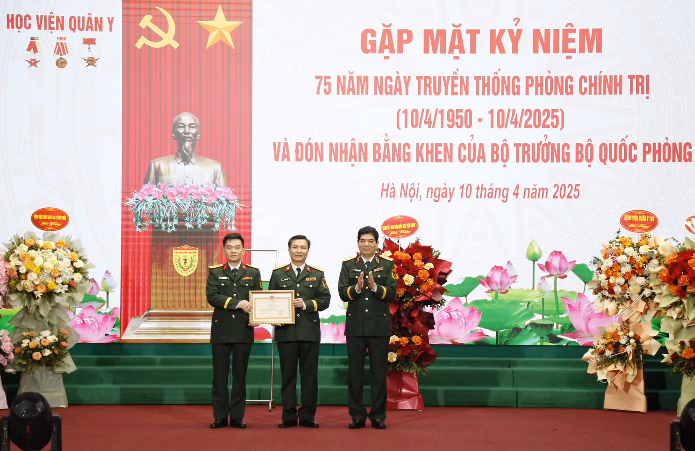 Tại lễ kỷ niệm, thừa ủy quyền của lãnh đạo Bộ Quốc phòng, Trung tướng Nghiêm Đức Thuận trao Bằng khen của Bộ trưởng Bộ Quốc phòng tặng Phòng Chính trị Học viện.