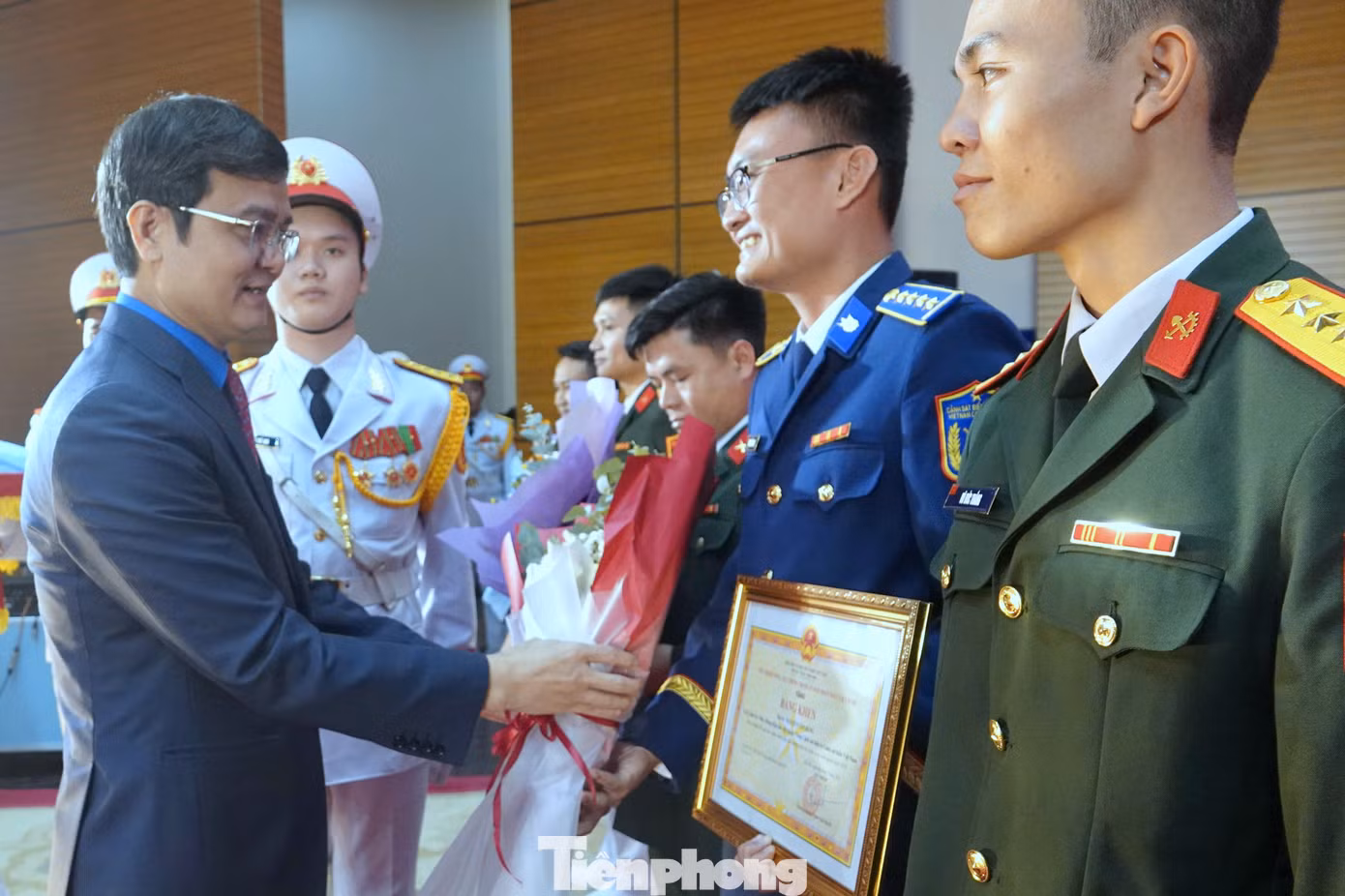 Lãnh đạo Ban Tuyên giáo và Dân vận Trung ương, Bộ Quốc phòng, Bộ Tổng tham mưu, Tổng cục Chính trị và Trung ương Đoàn trao thưởng cho 60 Gương mặt trẻ triển vọng toàn quân năm 2024.