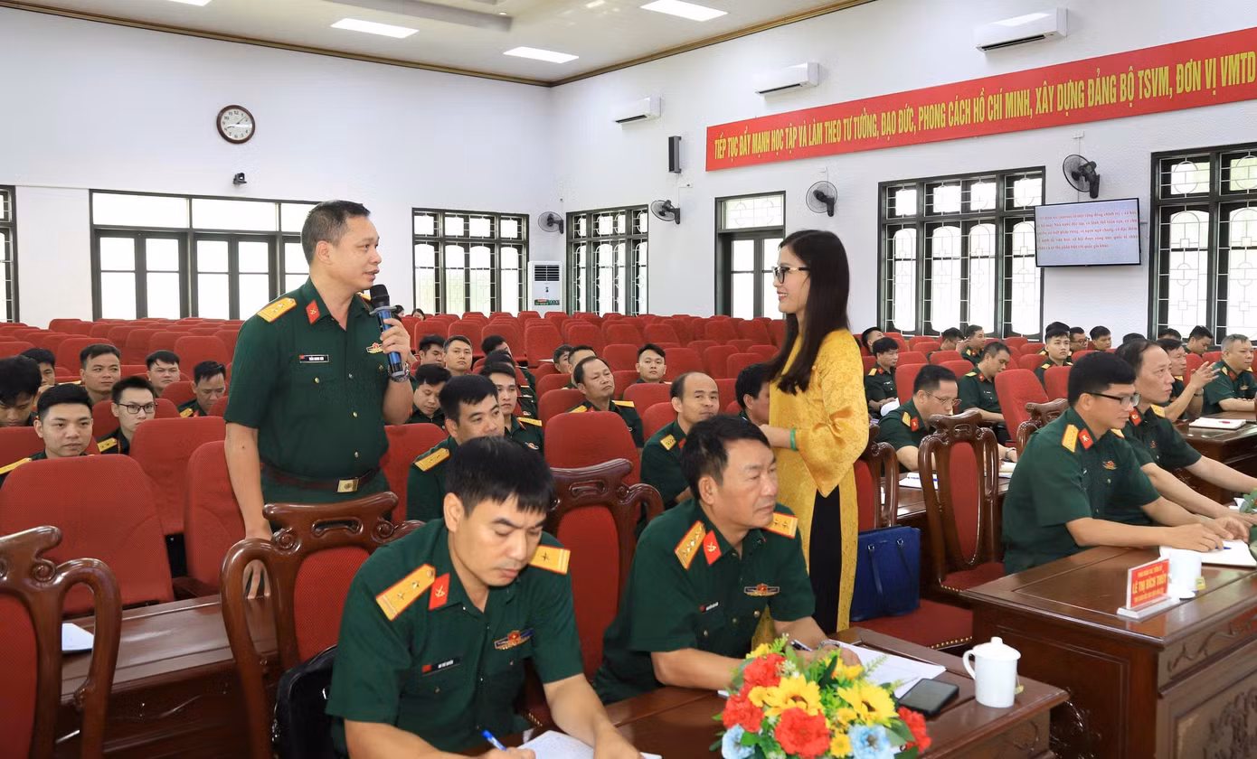Với 7 chuyên đề nghiên cứu, lớp bồi dưỡng được tổ chức theo hình thức trực tiếp và trực tuyến tại 12 điểm cầu ở các đơn vị trong toàn Tổng cục HC-KT. Với 7 chuyên đề nghiên cứu, lớp bồi dưỡng được tổ chức theo hình thức trực tiếp và trực tuyến tại 12 điểm cầu ở các đơn vị trong toàn Tổng cục HC-KT.