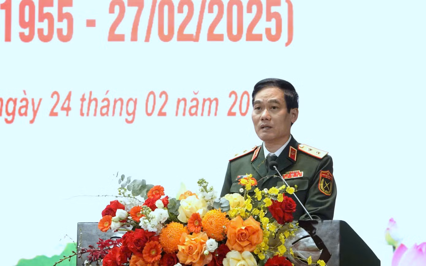Trung tướng, GS.TS Trần Viết Tiến - Giám đốc Học viện Quân y, báo cáo với Thủ tướng về những kết quả, thành tích nổi bật của Học viện. Trung tướng, GS.TS Trần Viết Tiến - Giám đốc Học viện Quân y, báo cáo với Thủ tướng về những kết quả, thành tích nổi bật của Học viện.