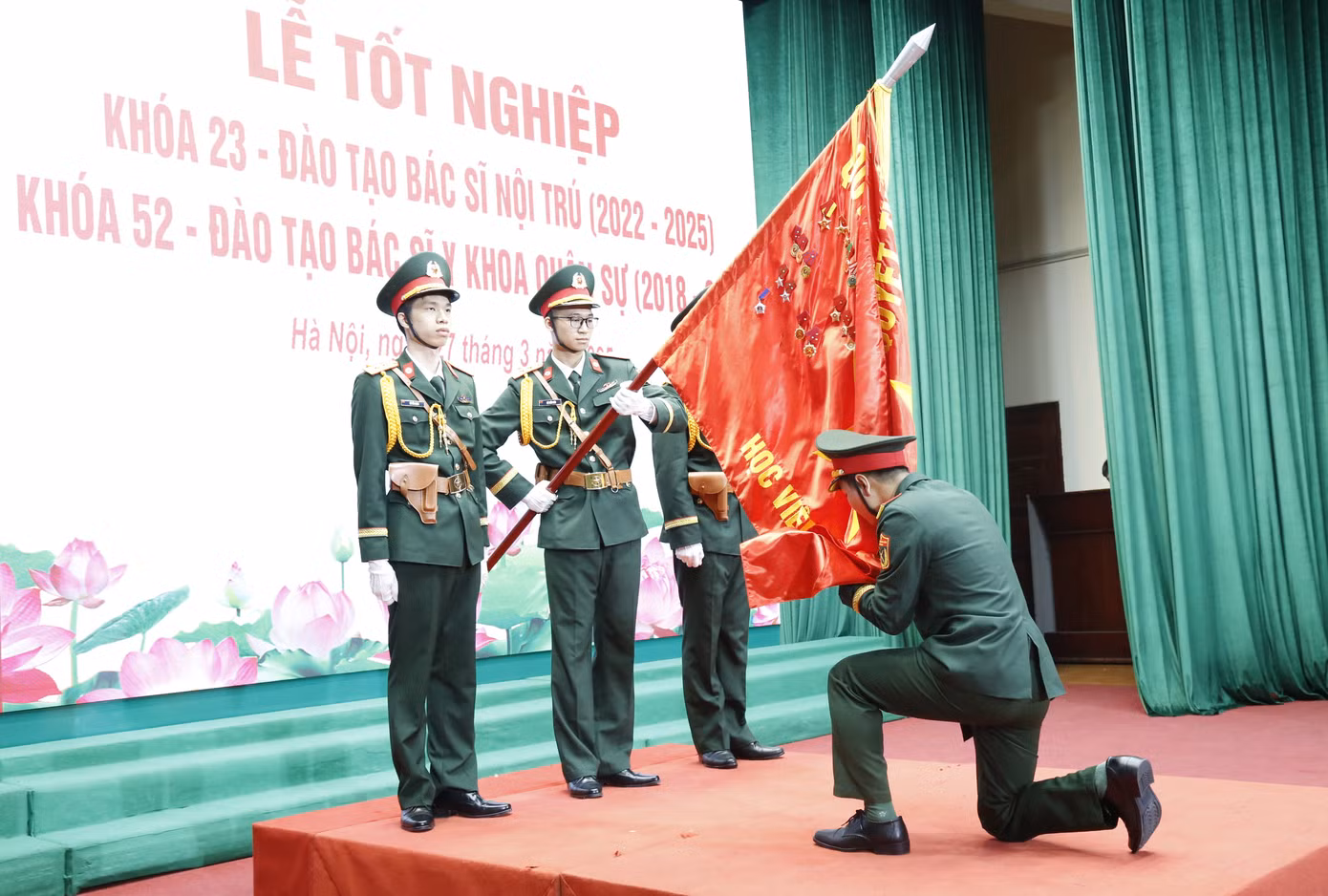 Nghi thức tuyên thệ học viên tốt nghiệp. Nghi thức tuyên thệ học viên tốt nghiệp.