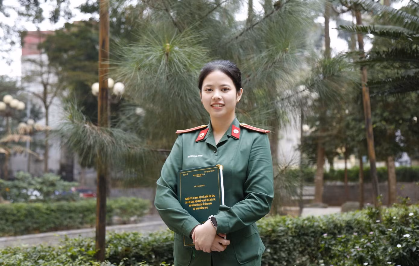 Thượng sĩ Hoàng Triều Ái Minh - Lớp phó hậu cần Lớp DH55D (Hệ 2, Học viện Quân y). Thượng sĩ Hoàng Triều Ái Minh - Lớp phó hậu cần Lớp DH55D (Hệ 2, Học viện Quân y).