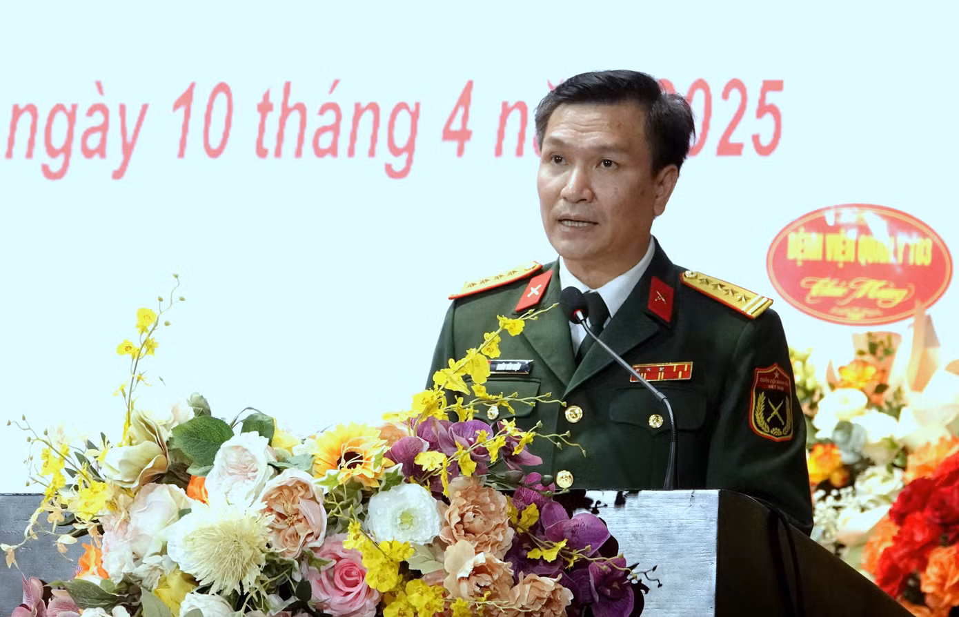 Đại tá Doãn Văn Mậu - Chủ nhiệm Chính trị Học viện Quân y, đọc diễn văn kỷ niệm.