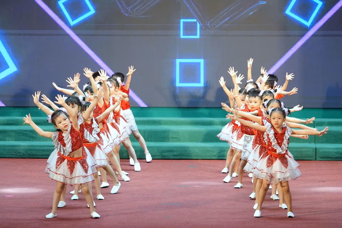 Học sinh trường mầm non Hoa Phượng Đỏ (Học viện Quân y) biểu diễn văn nghệ tại chương trình. Học sinh trường mầm non Hoa Phượng Đỏ (Học viện Quân y) biểu diễn văn nghệ tại chương trình.