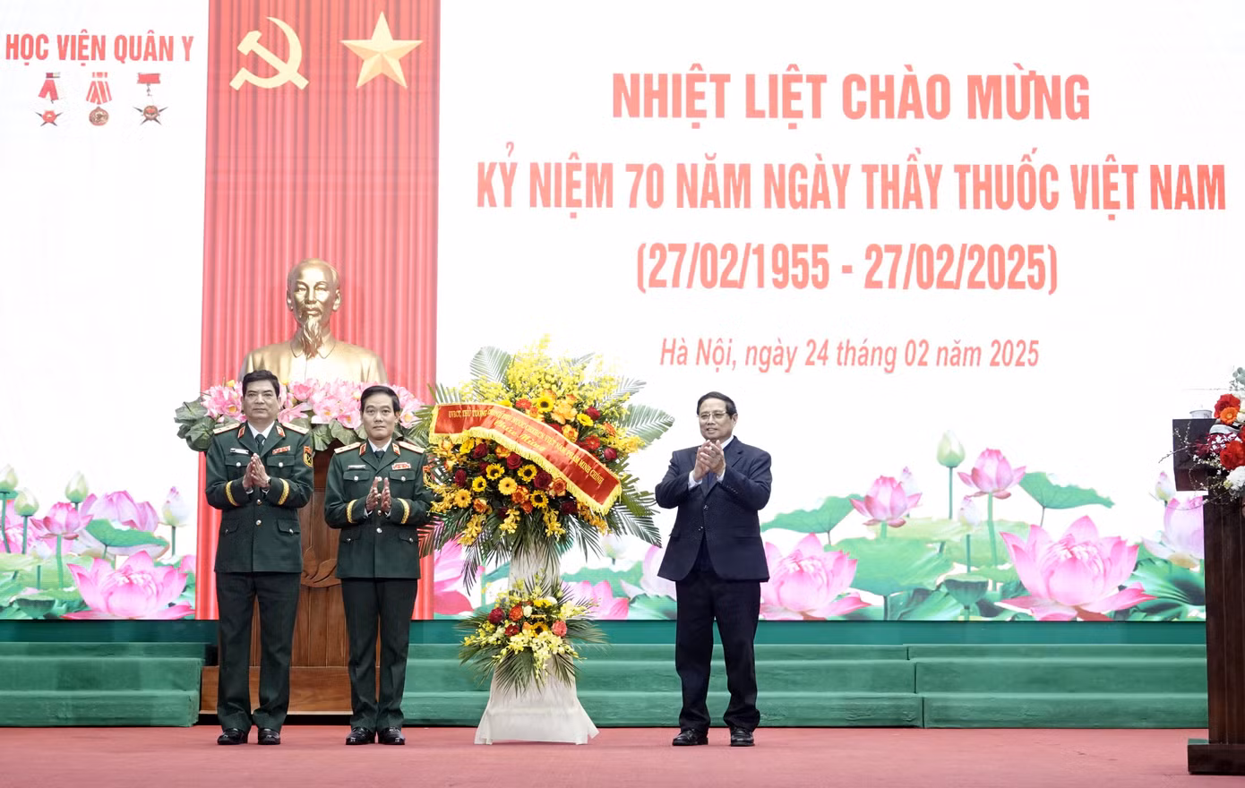 Thủ tướng tặng hoa chúc mừng và trao quà tặng Học viện Quân y và các đơn vị trực thuộc Học viện. Thủ tướng tặng hoa chúc mừng và trao quà tặng Học viện Quân y và các đơn vị trực thuộc Học viện.