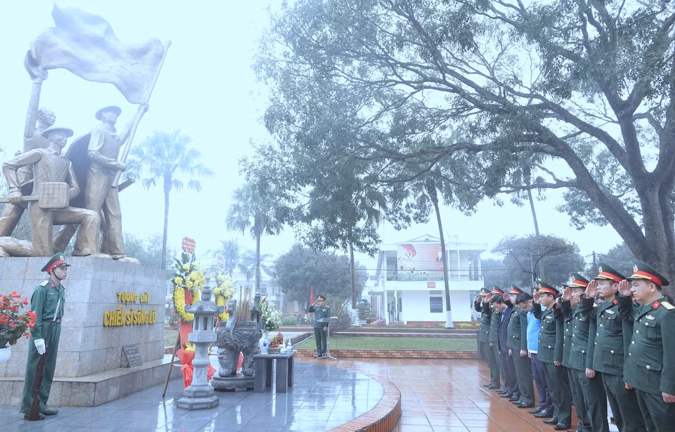 Các đại biểu tham dự lễ dâng hương tại Tượng đài Chiến sĩ Sông Lô trong khuôn viên Trung đoàn 209, trước khi bắt đầu chương trình.