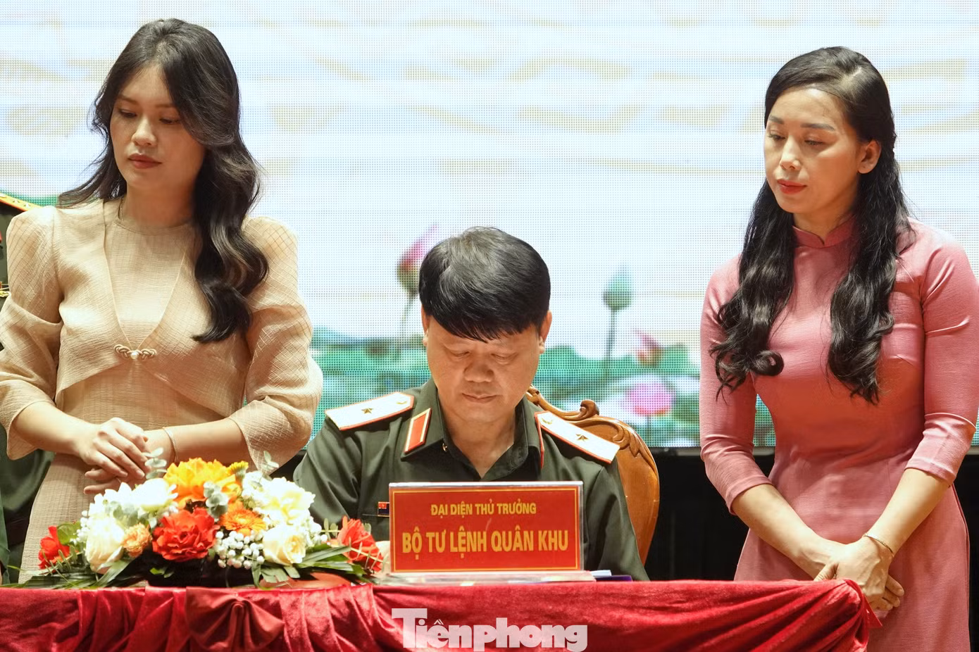 Lãnh đạo Bộ Tư lệnh Bộ đội Biên phòng, các Quân khu và Bộ Chỉ huy quân sự cấp tỉnh ký biên bản bàn giao, sáng 28/6/2025. Lãnh đạo Bộ Tư lệnh Bộ đội Biên phòng, các Quân khu và Bộ Chỉ huy quân sự cấp tỉnh ký biên bản bàn giao, sáng 28/6/2025.