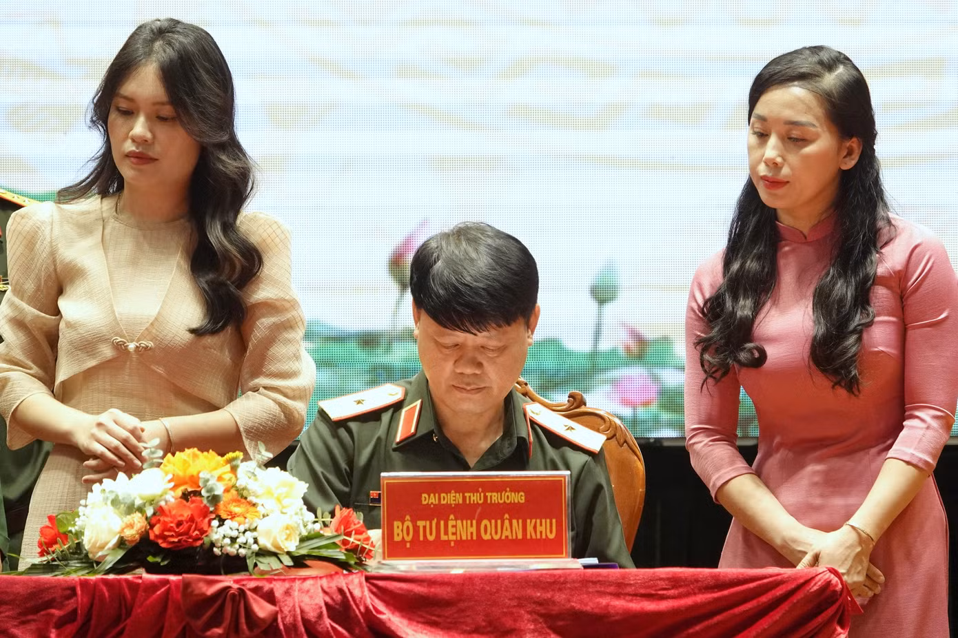Lãnh đạo Bộ Tư lệnh Bộ đội Biên phòng, các Quân khu và Bộ Chỉ huy quân sự cấp tỉnh ký biên bản bàn giao, sáng 28/6/2025.