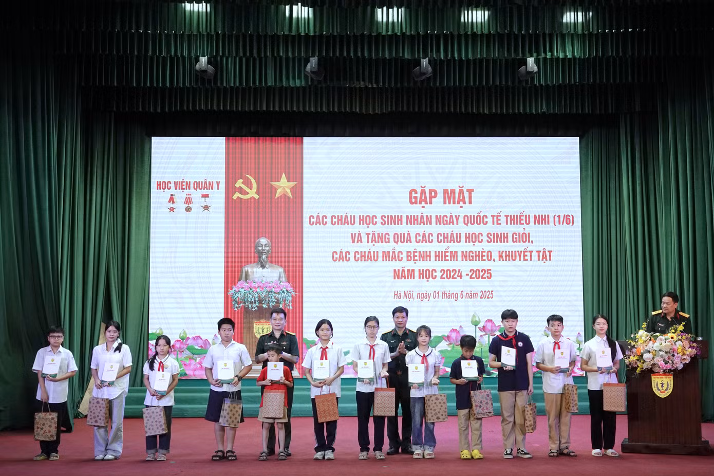 Lãnh đạo Phòng Chính trị và Phòng Hậu cần - Kỹ thuật (Học viện Quân y) trao quà tặng các học sinh đoạt giải cấp tỉnh, thành phố và cấp quận, huyện. Lãnh đạo Phòng Chính trị và Phòng Hậu cần - Kỹ thuật (Học viện Quân y) trao quà tặng các học sinh đoạt giải cấp tỉnh, thành phố và cấp quận, huyện.