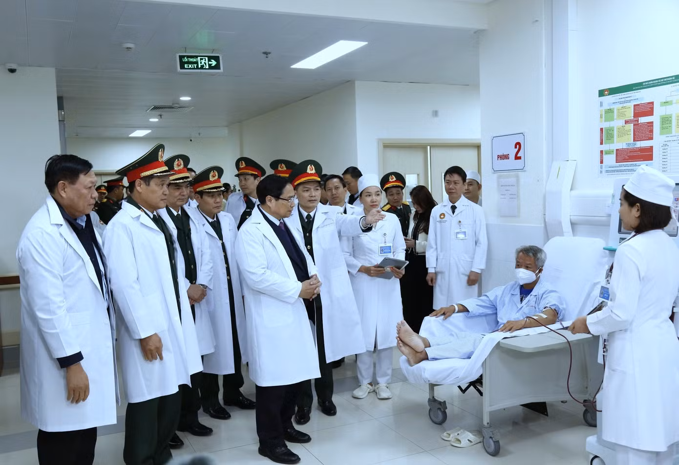 Nhân dịp này, Thủ tướng đã tới thăm, động viên và tặng quà bệnh nhân đang điều trị tại Bộ môn - Khoa Thận và lọc máu thuộc Bệnh viện Quân y 103, Học viện Quân y. Nhân dịp này, Thủ tướng đã tới thăm, động viên và tặng quà bệnh nhân đang điều trị tại Bộ môn - Khoa Thận và lọc máu thuộc Bệnh viện Quân y 103, Học viện Quân y.