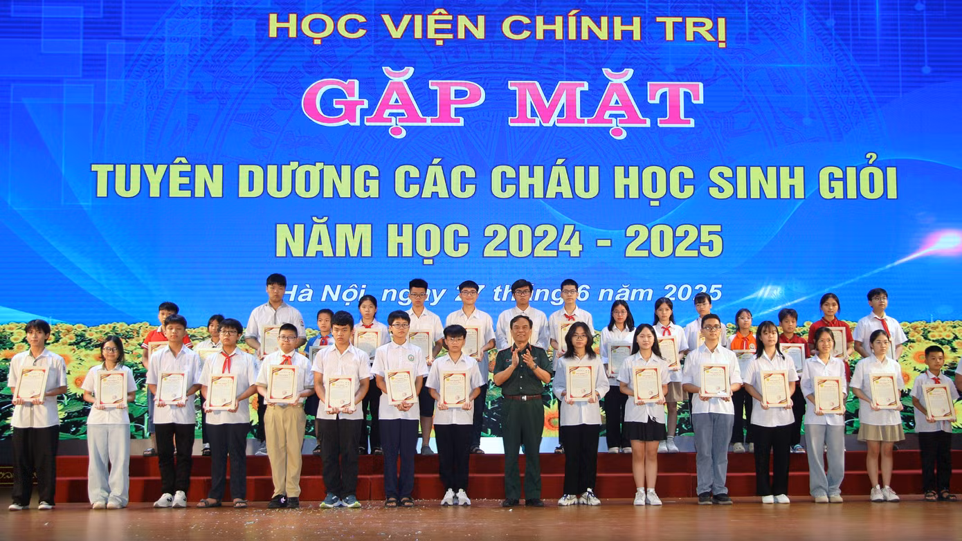 Lãnh đạo Học viện Chính trị trao thưởng các em học sinh tiêu biểu về tham dự chương trình. Lãnh đạo Học viện Chính trị trao thưởng các em học sinh tiêu biểu về tham dự chương trình.