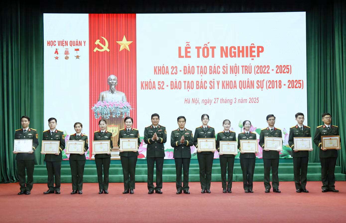 Trung tướng, GS.TS Trần Viết Tiến - Giám đốc Học viện Quân y và Trung tướng, PGS.TS Nghiêm Đức Thuận - Chính ủy Học viện Quân y, trao Bằng khen tặng các học viên có thành tích tiêu biểu trong khóa học. Trung tướng, GS.TS Trần Viết Tiến - Giám đốc Học viện Quân y và Trung tướng, PGS.TS Nghiêm Đức Thuận - Chính ủy Học viện Quân y, trao Bằng khen tặng các học viên có thành tích tiêu biểu trong khóa học.