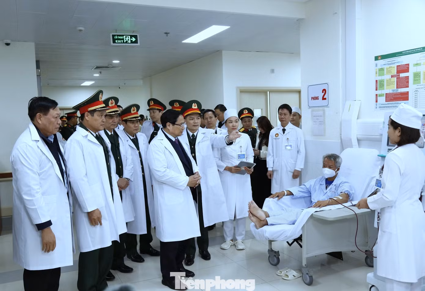 Nhân dịp này, Thủ tướng đã tới thăm, động viên và tặng quà bệnh nhân đang điều trị tại Bộ môn - Khoa Thận và lọc máu thuộc Bệnh viện Quân y 103, Học viện Quân y.