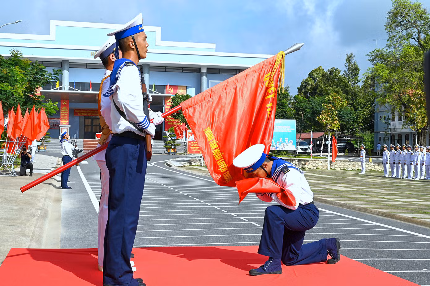 Binh nhì Nguyễn Hoàng Duy đại diện hơn 1.000 chiến sĩ mới tuyên thệ dưới Quân kỳ Quyết thắng tại Lễ tuyên thệ ở Trung tâm Huấn luyện Vùng 2 Hải quân.