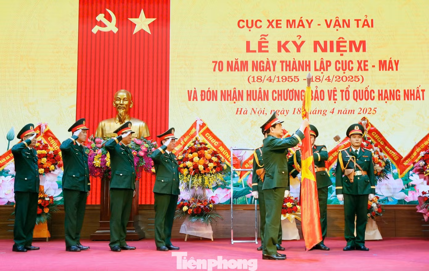 Tại lễ kỷ niệm, thừa ủy quyền của Chủ tịch nước, Đại tướng Phan Văn Giang đã trao Huân chương Bảo vệ Tổ quốc hạng Nhất tặng Cục Xe - Máy. Tại lễ kỷ niệm, thừa ủy quyền của Chủ tịch nước, Đại tướng Phan Văn Giang đã trao Huân chương Bảo vệ Tổ quốc hạng Nhất tặng Cục Xe - Máy.