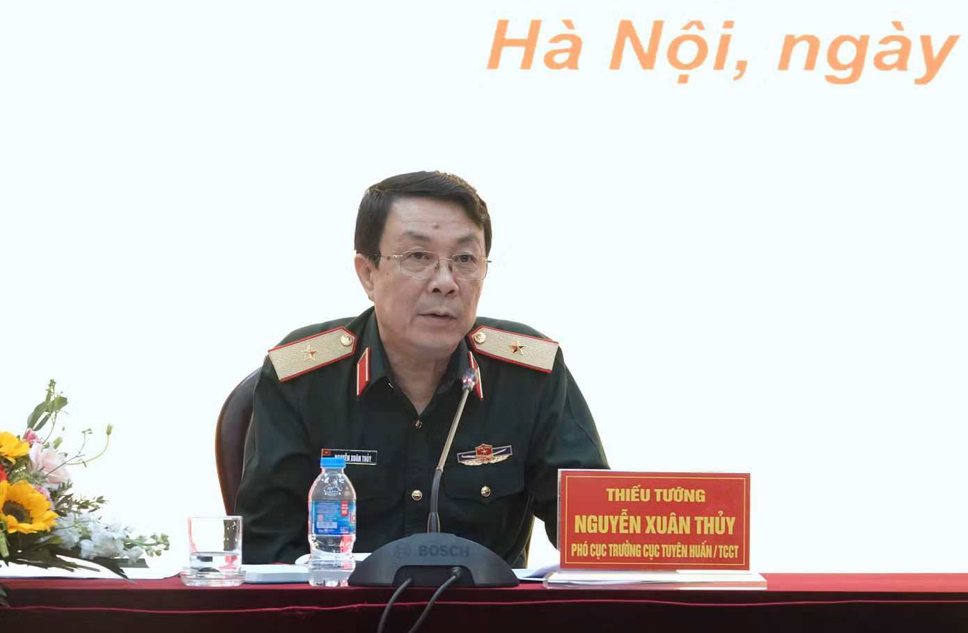 Thiếu tướng Nguyễn Xuân Thủy - Phó Cục trưởng Cục Tuyên huấn (Tổng cục Chính trị Quân đội nhân dân Việt Nam), chủ trì gặp mặt báo chí, sáng 9/4. Ảnh: Nguyễn Minh