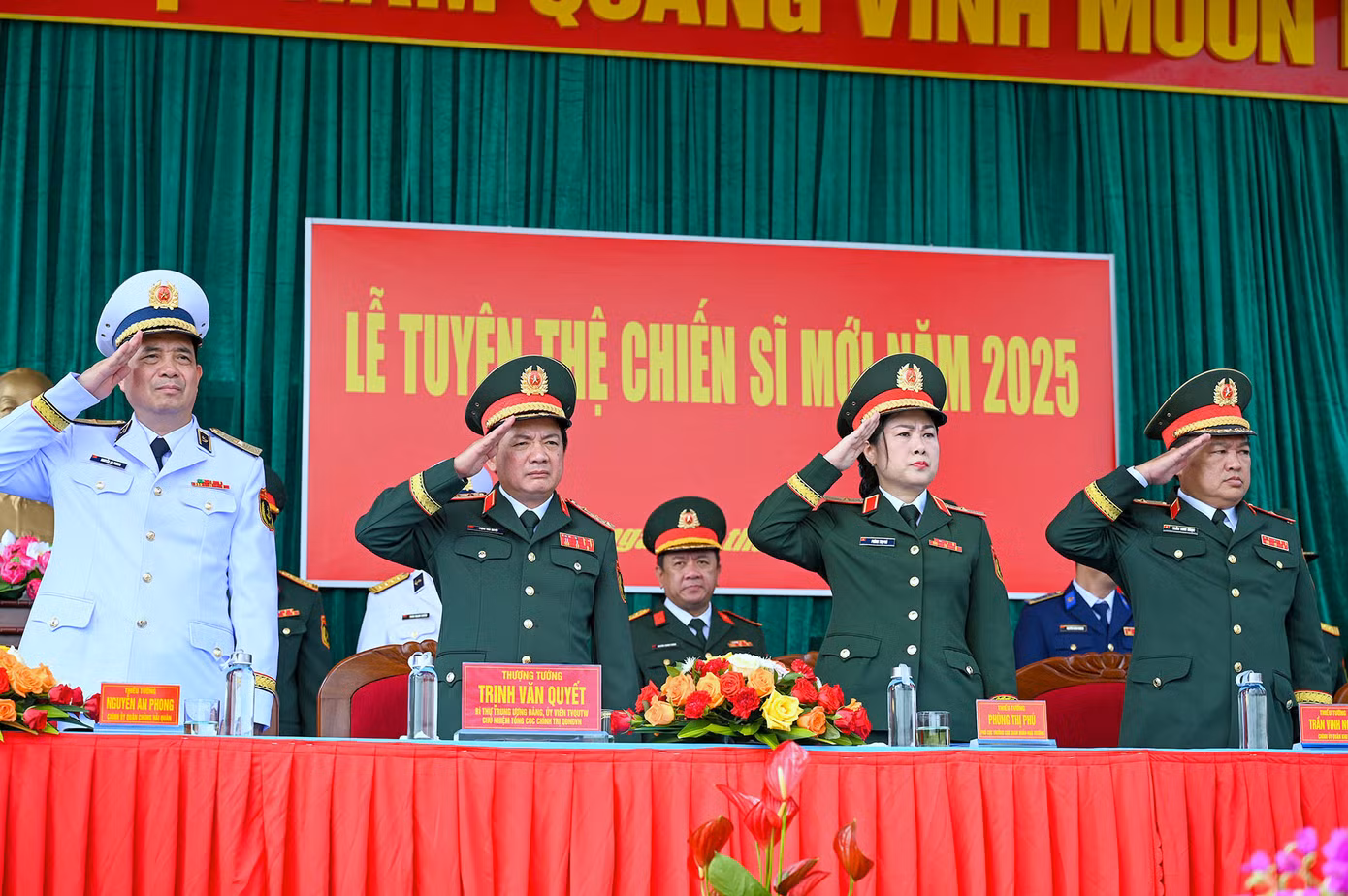 Cùng dự buổi lễ có lãnh đạo Quân chủng Hải quân, Quân khu 7, Tổng cục Hậu cần - Kỹ thuật, Cục Quân huấn - Nhà trường (Bộ Tổng tham mưu), Vùng 2 Hải quân và các cơ quan, đơn vị trong Quân đội.