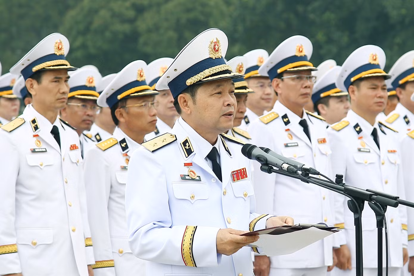 Trung tướng Nguyễn Văn Bổng - Chính ủy Hải quân, báo cáo với Bác tại Lễ báo công.