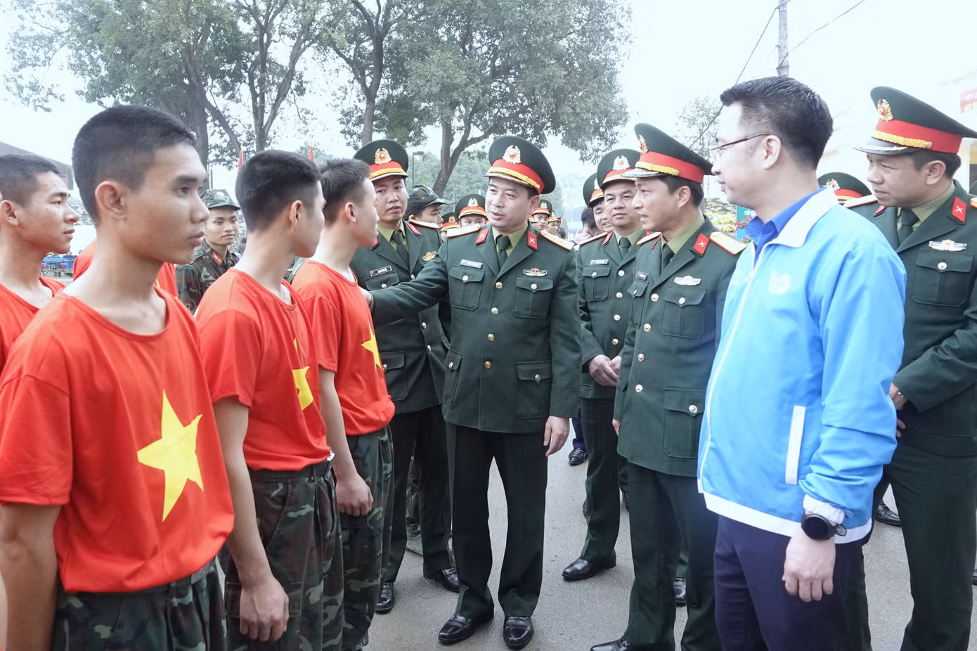 Lãnh đạo Trung ương Đoàn, Quân đoàn 12 và Ban Thanh niên Quân đội trò chuyện với chiến sĩ Trung đoàn 209, sáng 3/3.