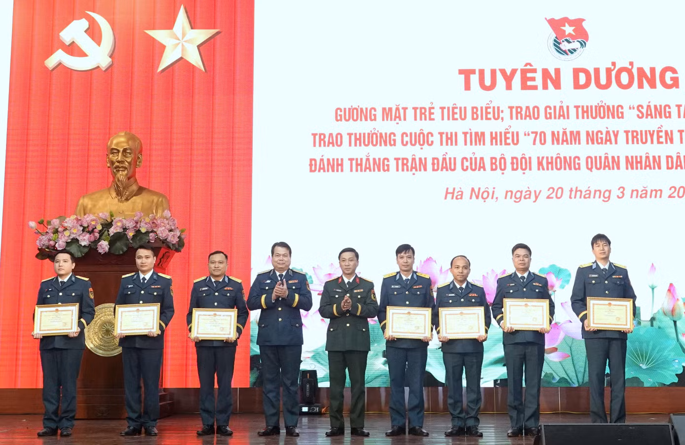 Lãnh đạo Quân chủng PK-KQ và Ban Thanh niên Quân đội trao khen thưởng các tập thể có thành tích xuất sắc trong phong trào Giải thưởng “Sáng tạo trẻ” năm 2024.