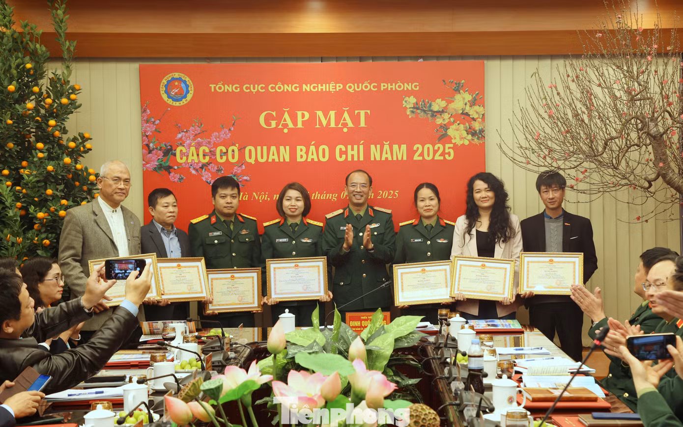 Dịp này, Tổng cục CNQP trao Bằng khen tặng phóng viên, biên tập viên trong và ngoài Quân đội, vì đã có thành tích xuất sắc trong công tác tuyên truyền báo chí về các hoạt động của Tổng cục CNQP năm 2024.