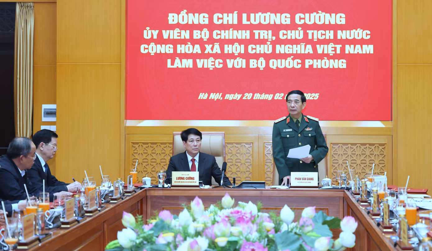 Bộ trưởng Bộ Quốc phòng Phan Văn Giang phát biểu tại buổi làm việc. Bộ trưởng Bộ Quốc phòng Phan Văn Giang phát biểu tại buổi làm việc.